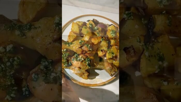 CON 10 MINUTOS TE HACES ESTE POLLO CON PAPAS EN LA FREIDORA DE AIRE: capítulo 1! #shorts
