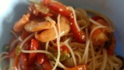 Noodles con verduras y langostinos, fácil y rico con Thermomix