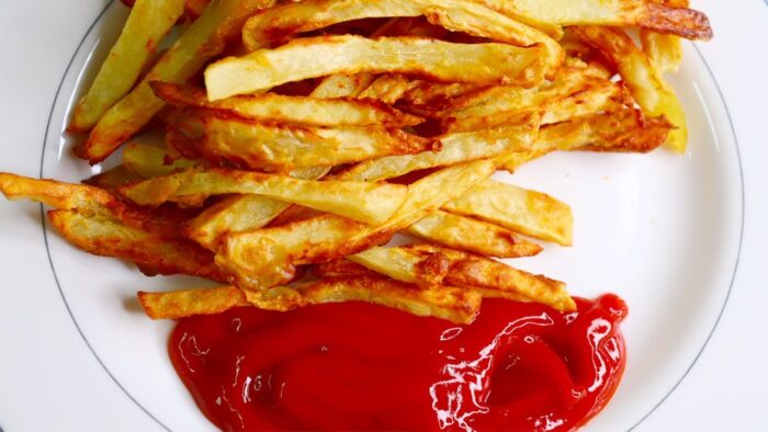 Papas fritas en freidora de aire, papas fritas crujientes rebozadas con huevo frito, cómo hacer p…