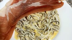 Revuelto de gulas con jamón, fácil y rico con Thermomix