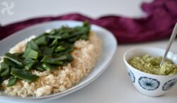 Arroz con judías verdes y pesto de lechuga y almendras