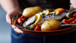 Besugo al horno con patatas: delicioso y sencillo de preparar
