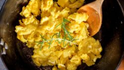 El truco secreto de un chef para que los huevos revueltos queden perfectos