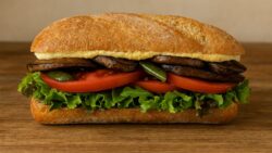 Ni queso ni embutidos: la receta viral del bocadillo saludable que puedes cenar todos los días
