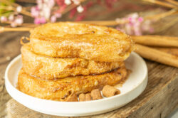 Torrijas con crema de vainilla, azúcar y canela