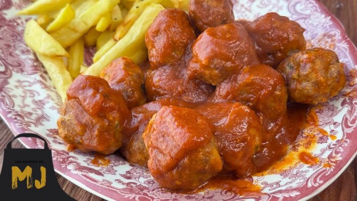 Albóndigas en salsa con patatas en freidora de aire