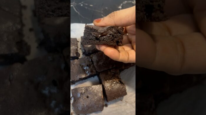 Brownie in airfryer #airfryerrecipes #airfryer #brownierecipes #foodshorts #chcolate #newrecipe