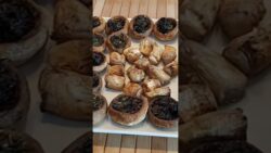 Champiñones rellenos en freidora de aire, rápidos y sabrosos.