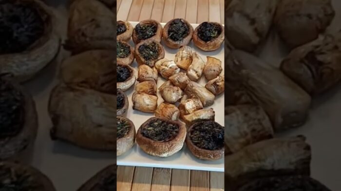 Champiñones rellenos en freidora de aire, rápidos y sabrosos.