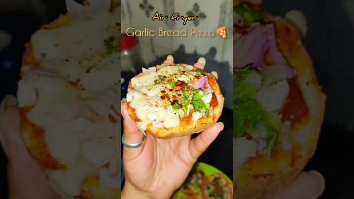 Garlic Bread Pizza🍕 Air fryer recipe❤️ #youtubeshorts #airfryerrecipe #cooking #explore #ytshorts