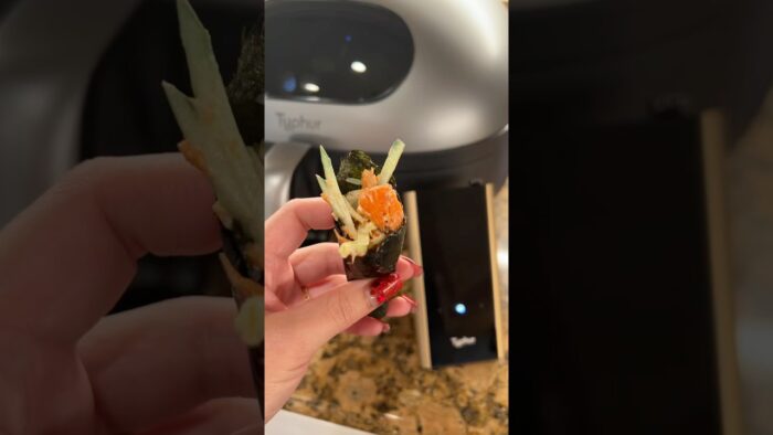 Rollitos de sushi de salmón al horno fáciles (receta para freidora de aire con arroz y mayonesa d…