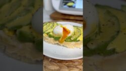 Tostada de aguacate, huevo mollet y salsa holandesa con Thermomix