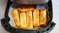 Tostada de pan en freidora de aire, panecillo tostado en freidora de aire, crujiente, para el de ...