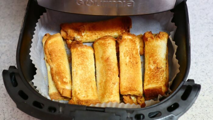 Tostada de pan en freidora de aire, panecillo tostado en freidora de aire, crujiente, para el des…