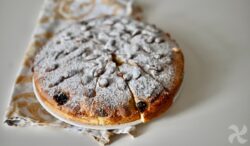 Bizcocho de ricotta y cerezas en sirope