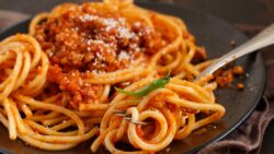 El sencillo truco que usan los italianos para cocinar la pasta y que no engorde, según un experto