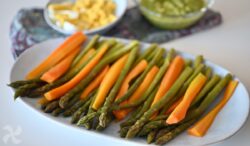 Espárragos y zanahorias al vapor con salsa de lechuga y perejil