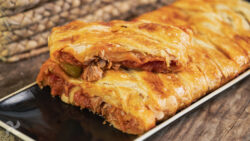 Hojaldre trenzado relleno de atún con tomate y aceitunas