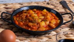 Mi abuela es manchega y ésta es su receta del mejor pisto: el riquísimo plato tradicional con pr ...