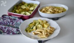 Pollo al curry con guarnición de patata, calabacín y brócoli