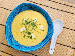 Sopa de lentejas rojas con leche de coco