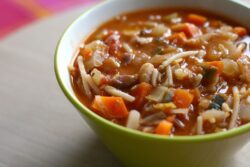 Sopa minestrone: receta tradicional italiana llena de sabor y verduras
