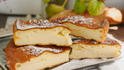 Tarta tipo quesada con yogures y limón