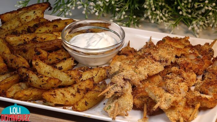 BROCHETAS DE CALAMAR CON PATATAS GAJO EN FREIDORA DE AIRE. Todo hecho al mismo tiempo y muy fácil.