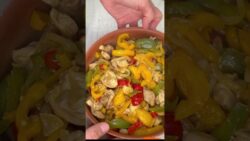 POLLO CON PIMIENTOS 🥰 EN FREIDORA DE AIRE 👩‍🍳 sobre CUSCÚS, receta sana, sencilla y rápida #airfryer
