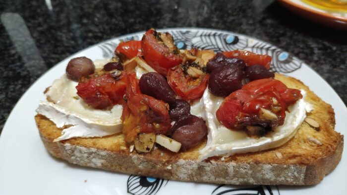 Tosta de tomates cherry 🍅 con Rulo de cabra 💯 En freidora de aire