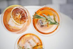 Descubre las variedades en bebidas de té frío, una idea refrescante para este verano
