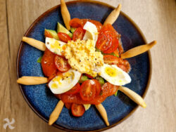 Ensalada de tomates cherrys, salmón ahumado y huevo
