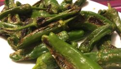 Ni con el fuego bajo ni con aceite: el truco para freír pimientos de Padrón y que queden en su punto