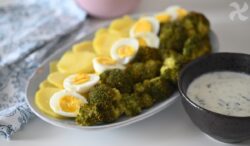Patatas, brócoli y huevo duro con salsa ligera de pepino