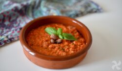 Paté de pimientos asados, albahaca y almendras