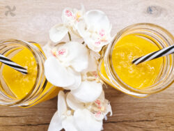 Smoothie de mango, mandarina y hierbabuena