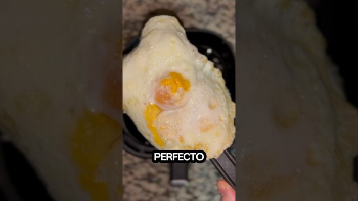 ¿Se podrá hacer un huevo frito en la Airfryer? 🥚🍳 #airfryer #freidoradeaire #huevofrito #huevo