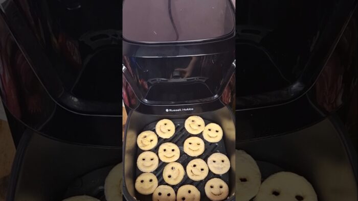 Air-fryer magic smiley ☺️! how to airfry smiley? #food #airfryerrecipes #shorts #recipe #viral #yt