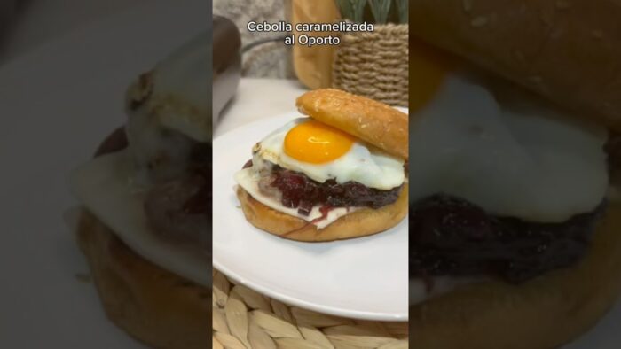 Cebolla caramelizada al Oporto con Thermomix ¡Perfecta para hamburguesas, carnes y tostada!