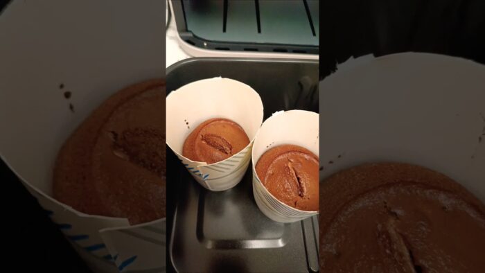 😍 Chocolate Cupcakes in Airfryer 😍#shorts #youtubeshorts #chocolate #cake #yummy #easy #recipe#enjoy