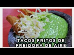 Comida Mexicana fácil y rica flautas de pollo ahogadas en salsa de guacamole  en freidora de aire