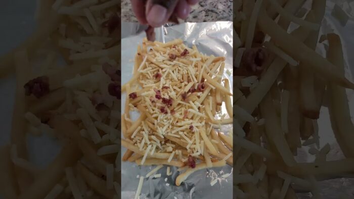 Papas fritas con tocino y queso Cabot