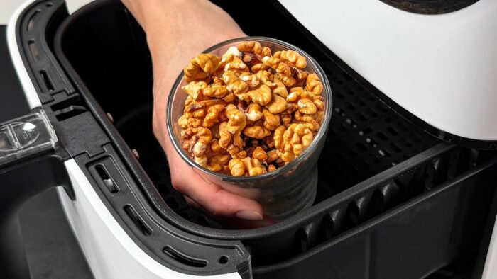 Pon las nueces en la freidora de aire y ESTO sucede