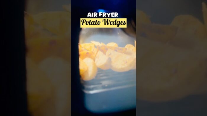 Potato Wedges in Airfryer Recipe 🍟 #shorts #ytshorts #potatowedges #airfryerrecipes