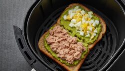 Tostada saludable de atún, huevo y aguacate en freidora de aire. Recetas de pan para el desayuno ...