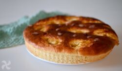 Bizchocho brioche con mermelada de ciruela