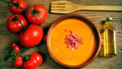 Cómo hacer salmorejo cordobés: la receta tradicional y casera con batidora en 10 minutos