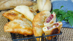 Empanadillas de cecina, queso feta y manzana