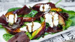 Ensalada de espinacas con cecina y requesón