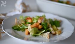 Ensalada de melón, pan y tomates secos